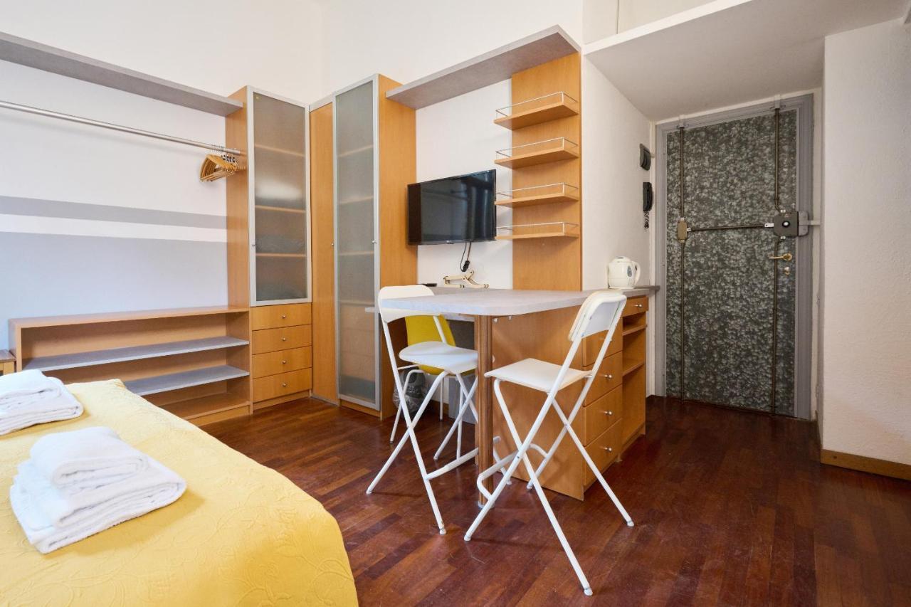 Artist Nadia'S Apartment In Porta Vercellina Мілан Екстер'єр фото